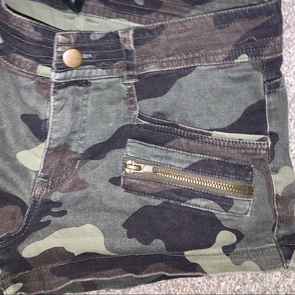 Forever 21 Green & Black Camouflage Jean shorts size 26 - Picture 5 of 9